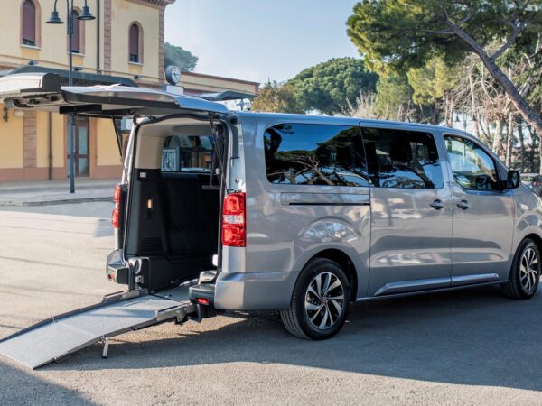 voiture pour le transport des personnes handicapées