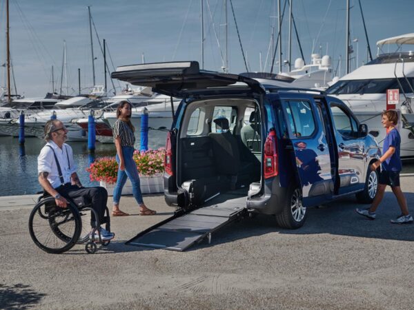 Auto per disabili citroen berlingo con pianale ribassato