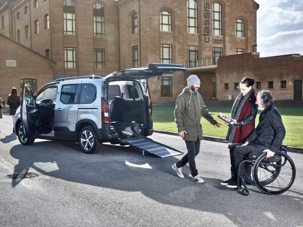 Auto per disabili con rampa