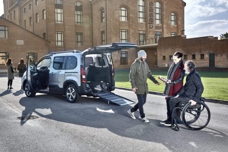 Auto per disabili con rampa